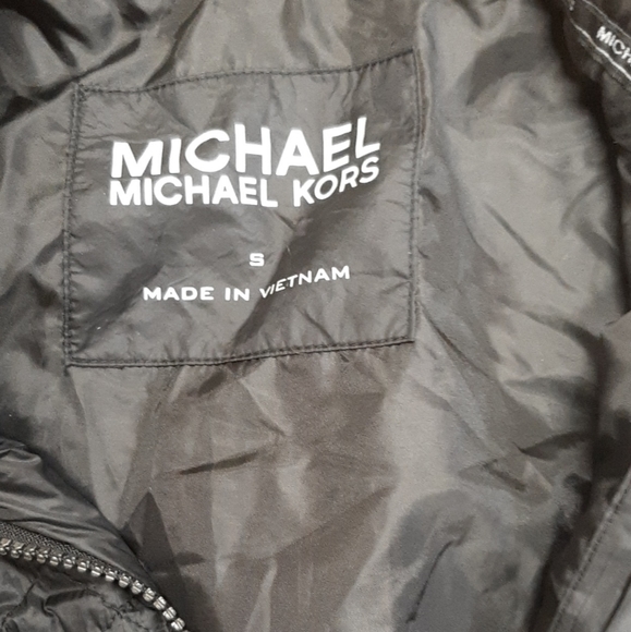 Michael kors thin puff jacket. Black size small - Picture 2 of 2